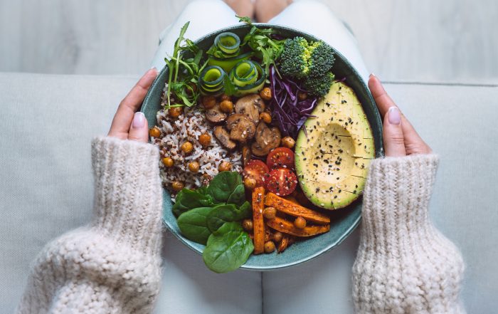 "Clean eating" o “comer limpio” es una tendencia alimentaria que ha ganado popularidad en redes sociales y comunidades de bienestar. A simple vista, suena como una opción ideal: prioriza alimentos naturales, evita procesados y promueve una vida más saludable. Pero… ¿realmente es tan bueno como parece?