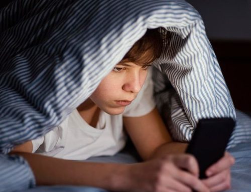 Pantallas vs. Palabra: ¿Quién educa realmente a tus hijos?