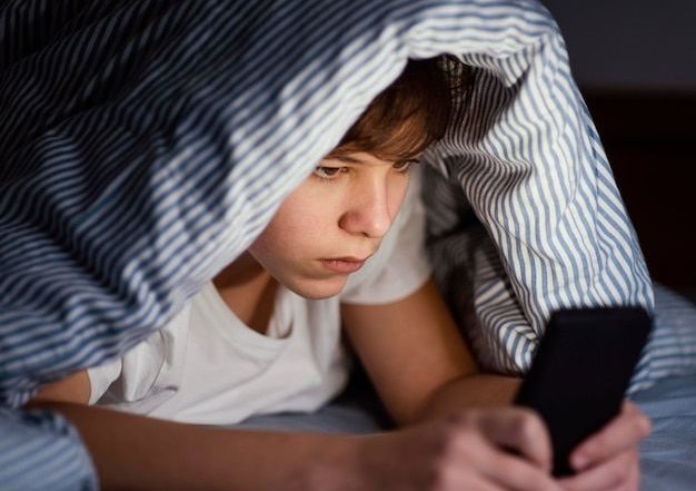 Vivimos en la era de las pantallas. Celulares, tablets, televisión, computadoras... y ahora hasta los relojes inteligentes entretienen a los más pequeños desde que aprenden a caminar. Pero en medio de tanto avance tecnológico, surge una pregunta que incomoda: ¿Quién está educando realmente a tus hijos: tú o la pantalla?